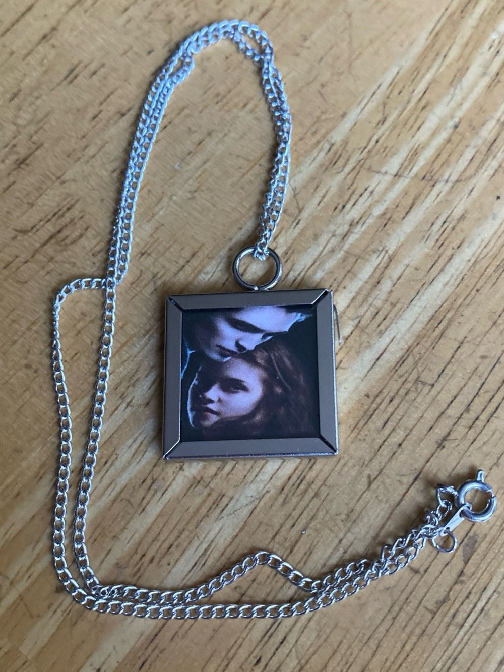 V! Twilight Edward and Bella Necklace new